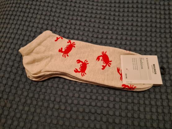 Socken mit Krabbenmotiv
