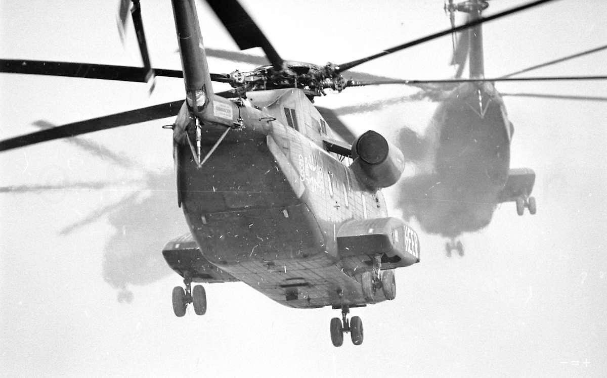 A couple of Sikorskiys have dropped their load - human and other - and move on through dust and hot air. (Foto: Michael Kaiser)
