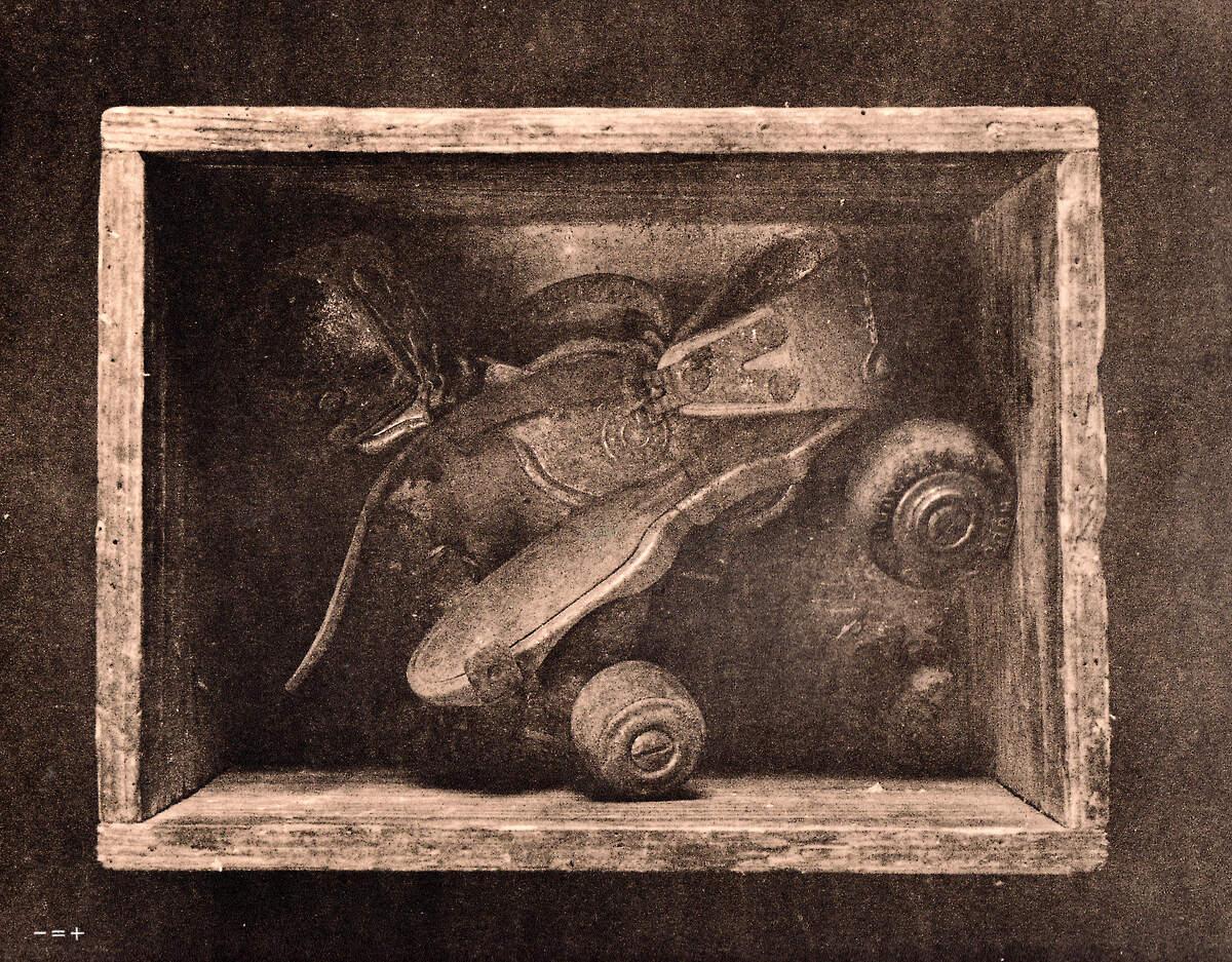 Eine alte Holzkiste mit den Hudora-Rollschuhen meiner älteren Schwestern. Sehr lange nicht angetastet, irgenwo in einem Schrank vergraben. Lith-Print.